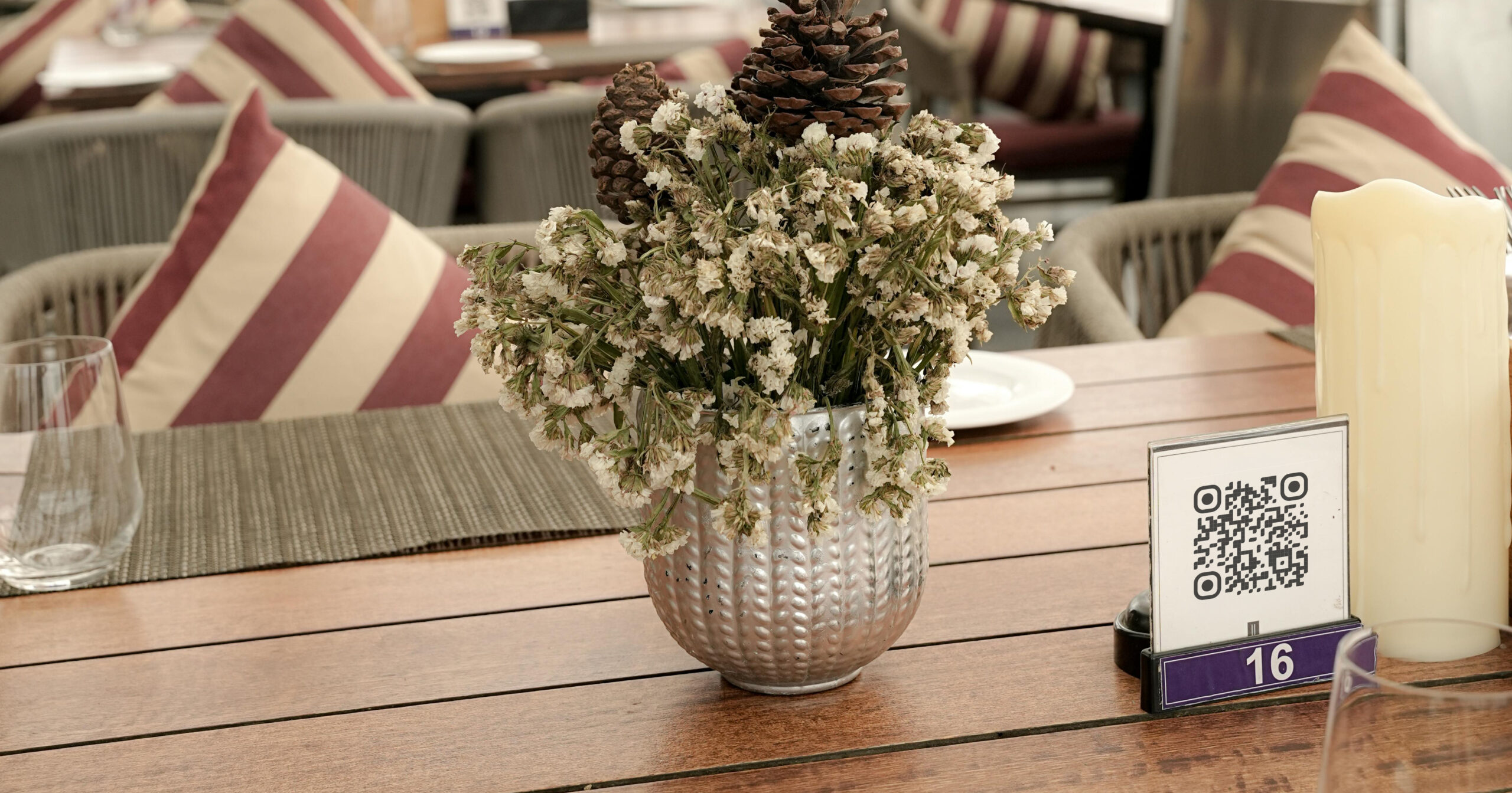 Wooden event table with flowers and a standing QR Code